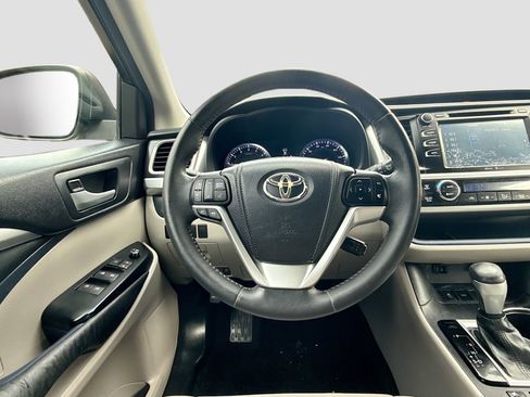 Used 2014 Toyota Highlander XLE image 11