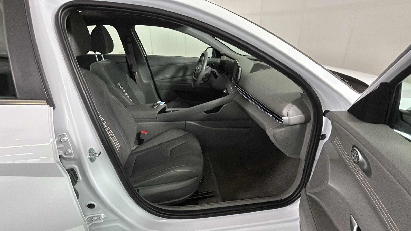 Used 2025 Hyundai Elantra SEL FWD image 35