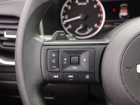 Used 2023 Nissan Rogue S image 11