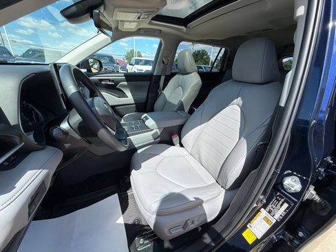 Used 2022 Toyota Highlander XLE AWD/4WD image 9