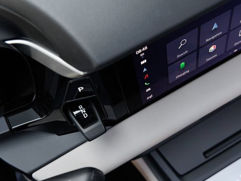 Certified 2025 Porsche Macan 4S Electric AWD/4WD image 18