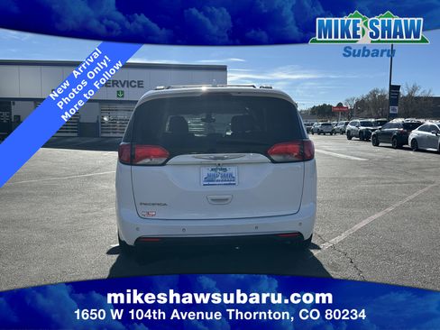 Used 2017 Chrysler Pacifica Touring-L image 6