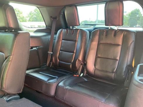 Used 2018 Ford Explorer XLT w/ Equipment Group 202A AWD/4WD image 25