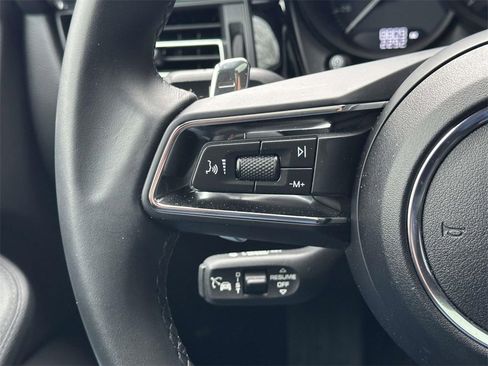 Used 2025 Porsche Macan image 21