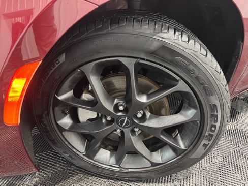 Used 2023 Chrysler Pacifica Limited w/ Uconnect Theater Family Group image 60