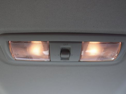 Used 2022 Nissan Titan SV w/ SV Convenience Package image 38