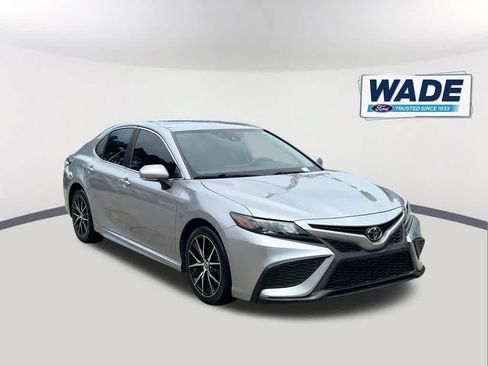 Used 2022 Toyota Camry SE FWD image 3