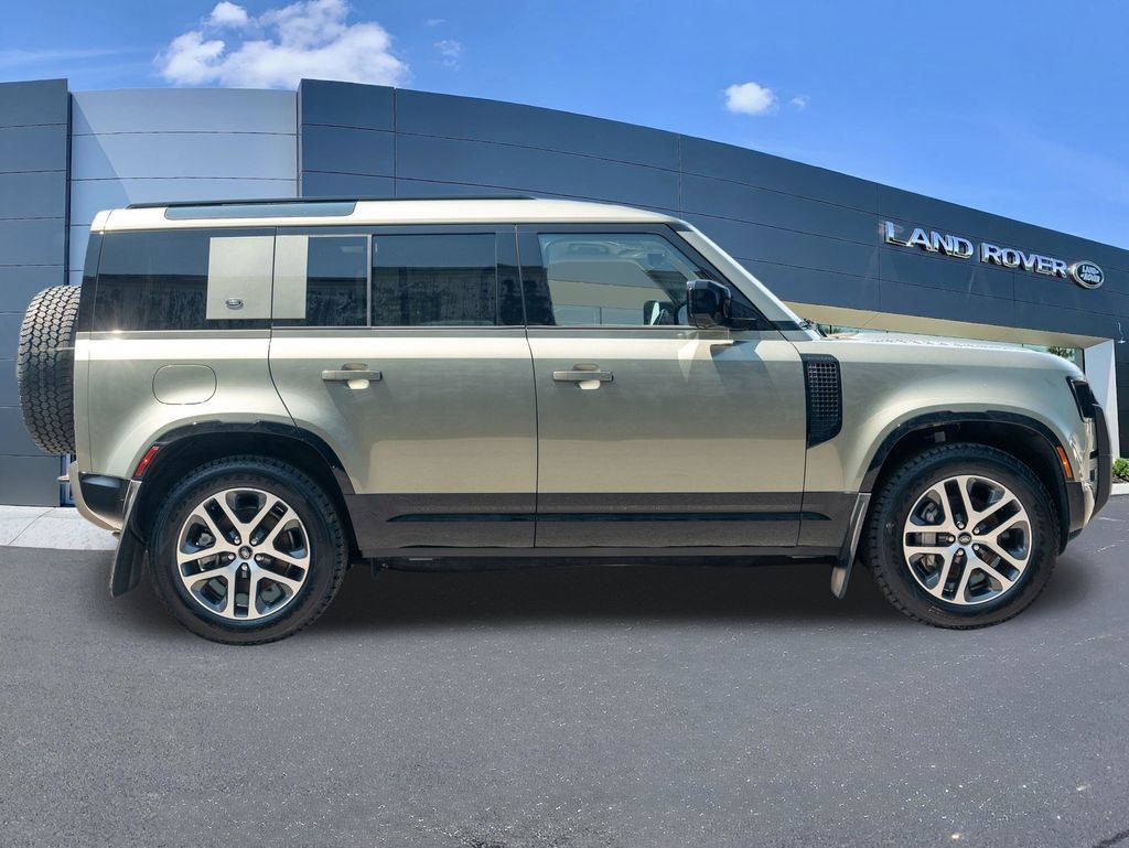 Used 2024 Land Rover Defender 110 X-Dynamic SE AWD/4WD image 8