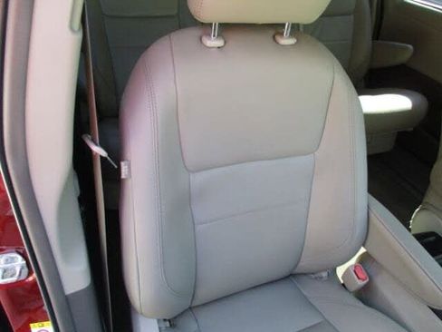 Used 2018 Toyota Sienna XLE image 23