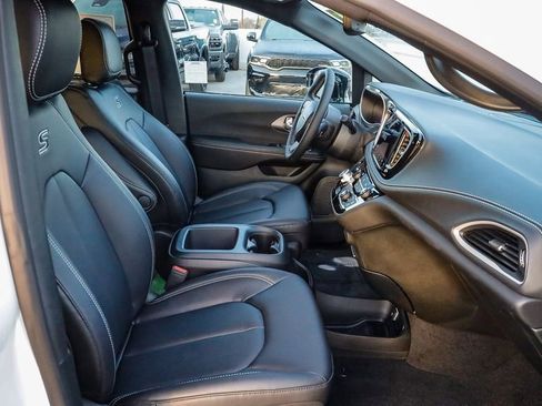 New 2026 Chrysler Pacifica Select w/ S Appearance Package image 17