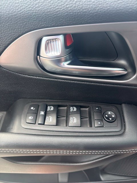 Used 2025 Chrysler Pacifica Select AWD/4WD image 41