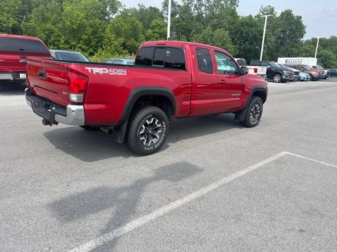 Used 2017 Toyota Tacoma SR5 AWD/4WD image 9