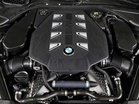 Used 2023 BMW 760i xDrive w/ Executive Package image 23