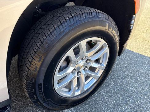 Used 2023 Chevrolet Suburban LT w/ Luxury Package image 10