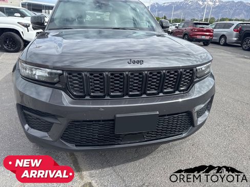 Used 2024 Jeep Grand Cherokee Altitude AWD/4WD image 2