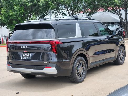 New 2026 Kia Carnival EX FWD image 4