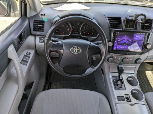 Used 2012 Toyota Highlander FWD w/ Cold Weather Pkg image 15