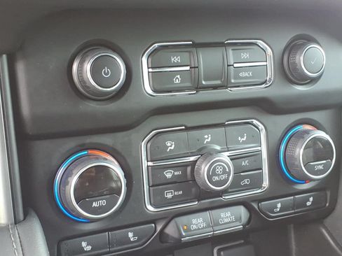 Used 2022 Chevrolet Suburban LT RWD image 22