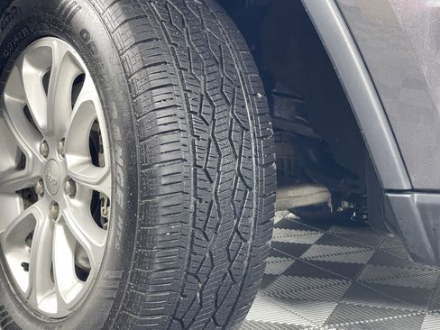 Used 2021 Jeep Grand Cherokee Laredo image 7