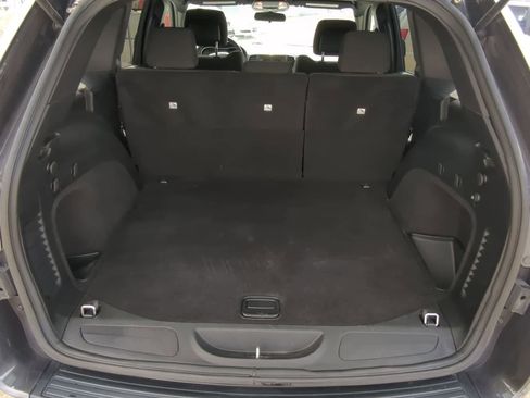 Used 2019 Jeep Grand Cherokee Laredo AWD/4WD image 31