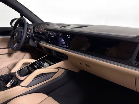 Certified 2026 Porsche Cayenne AWD/4WD image 28