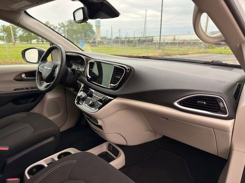 Used 2022 Chrysler Voyager LX FWD image 31