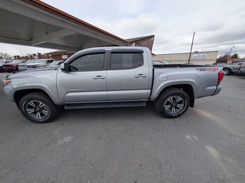 Used 2018 Toyota Tacoma TRD Sport w/ Technology Package image 4
