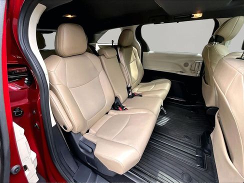 Used 2024 Toyota Sienna XLE FWD image 20