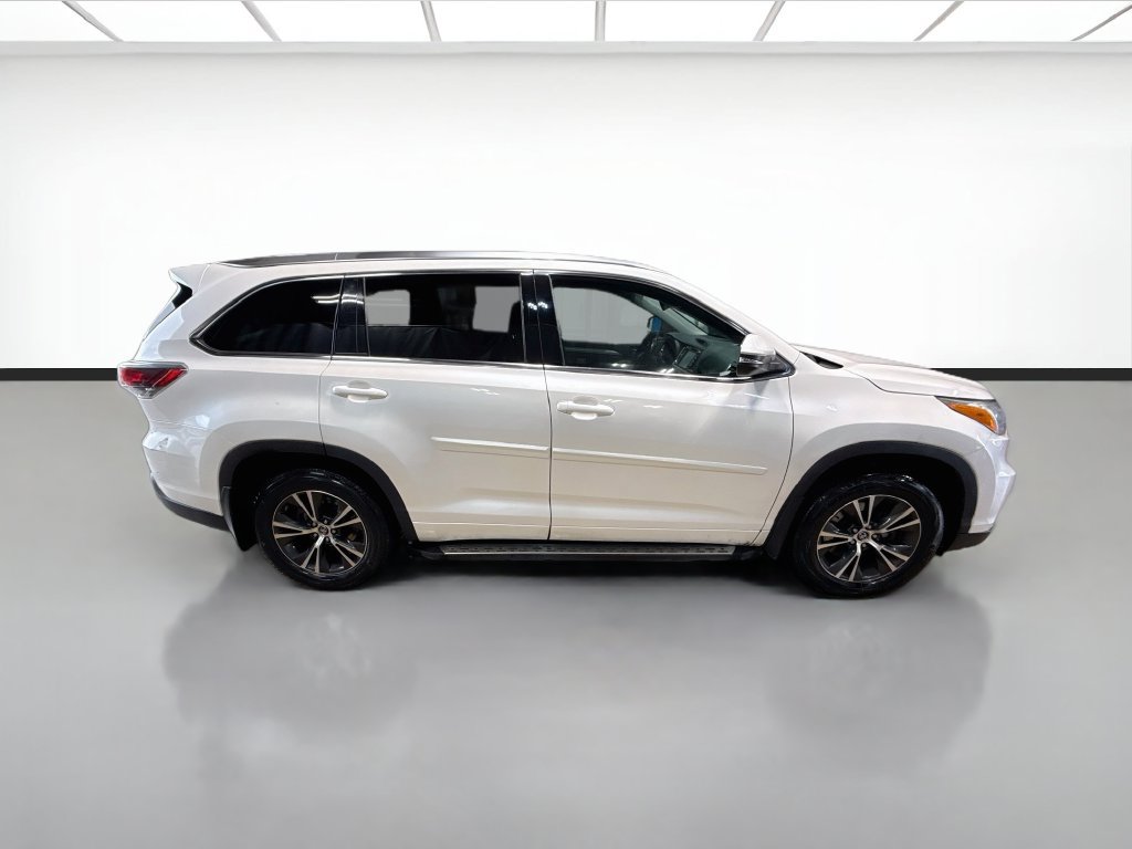 Used 2016 Toyota Highlander XLE AWD/4WD image 4