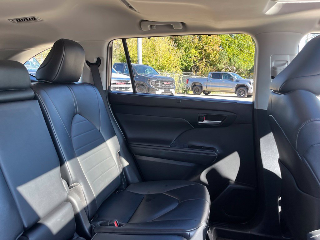 Used 2023 Toyota Highlander XLE AWD/4WD image 39
