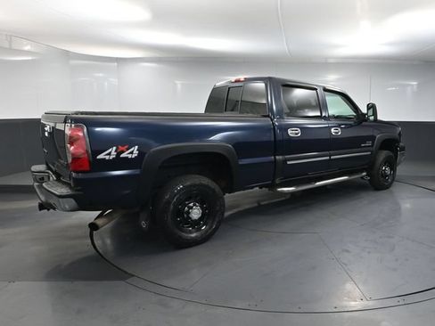 Used 2005 Chevrolet Silverado 2500 LS w/ Heavy-Duty Power Package AWD/4WD image 4