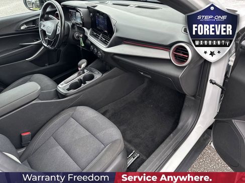 Used 2024 Chevrolet Trax RS FWD image 36