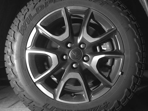 Used 2025 Jeep Compass Trailhawk AWD/4WD image 13