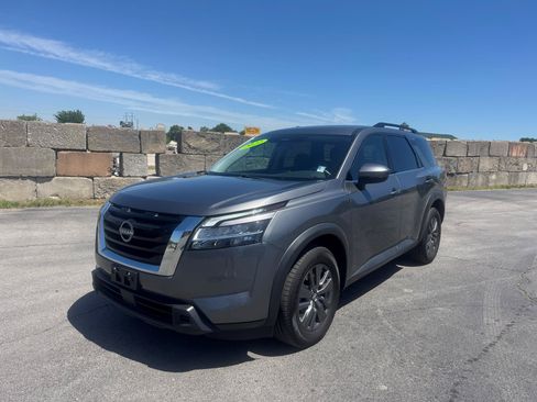 Used 2022 Nissan Pathfinder SV AWD/4WD image 2