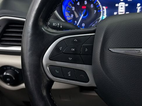Used 2021 Chrysler Pacifica Touring-L FWD image 33