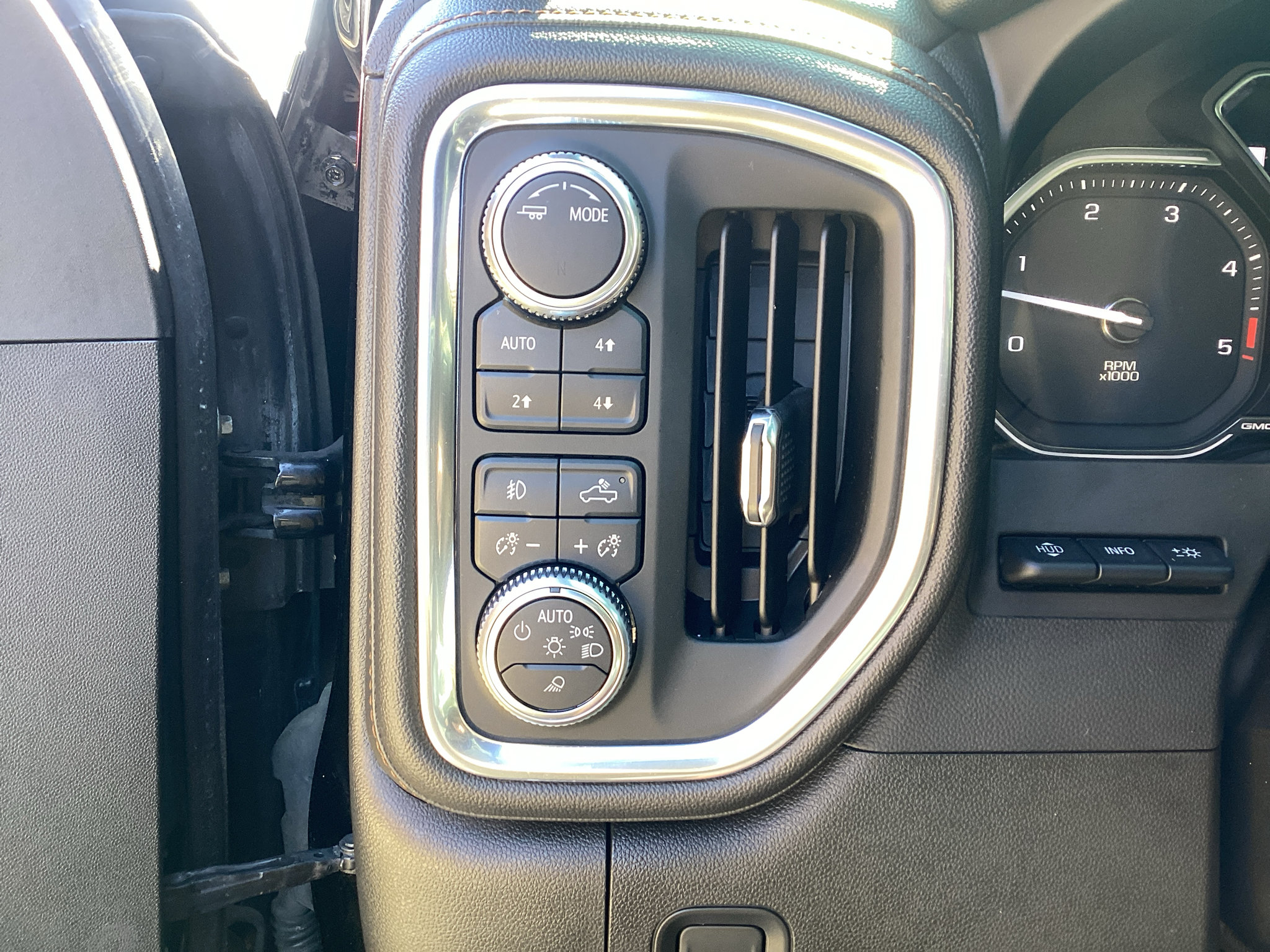 Used 2020 GMC Sierra 2500 AT4 w/ AT4 Premium Package AWD/4WD image 20