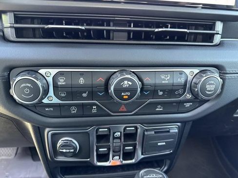 Used 2025 Jeep Gladiator Sport AWD/4WD image 25