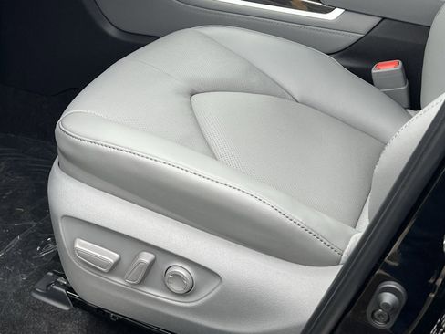 New 2026 Toyota Highlander Platinum image 8