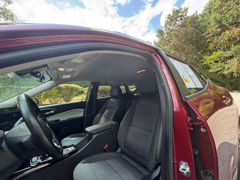 Used 2025 Chevrolet Trax LT w/ LT Convenience Package FWD image 23