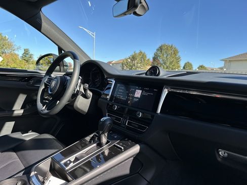 Used 2025 Porsche Macan image 26