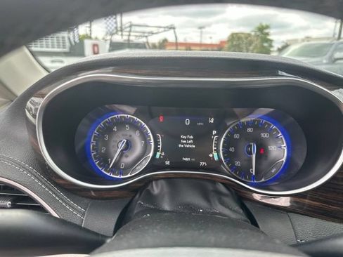 Used 2023 Chrysler Pacifica Limited FWD image 21