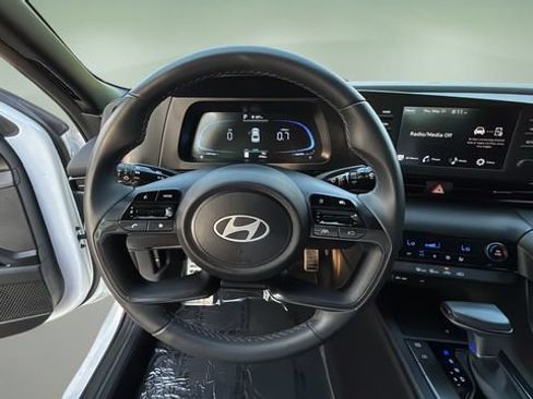 Used 2025 Hyundai Elantra Sport FWD image 12