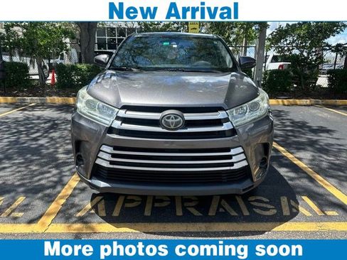 Used 2018 Toyota Highlander LE FWD image 1