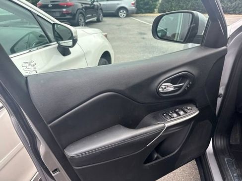 Used 2019 Jeep Cherokee Limited AWD/4WD image 18