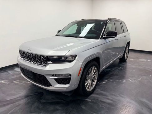 Used 2024 Jeep Grand Cherokee Summit AWD/4WD image 3