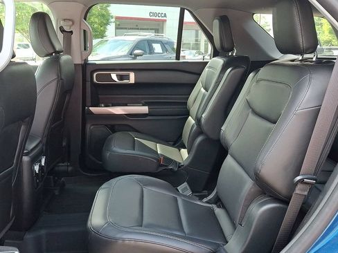 Used 2022 Ford Explorer XLT w/ Equipment Group 202A AWD/4WD image 12