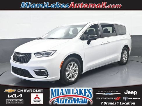 Used 2025 Chrysler Pacifica Select FWD image 1