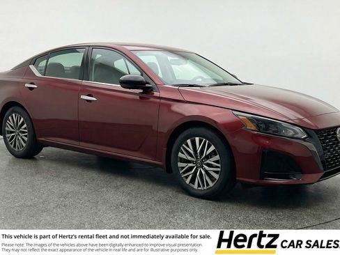 Used 2025 Nissan Altima 2.5 SV image 1