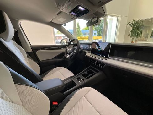 New 2025 Volkswagen Tiguan SE image 13