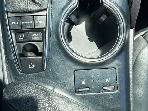 Used 2020 Toyota Camry XLE w/ Carpet Mat Package image 26